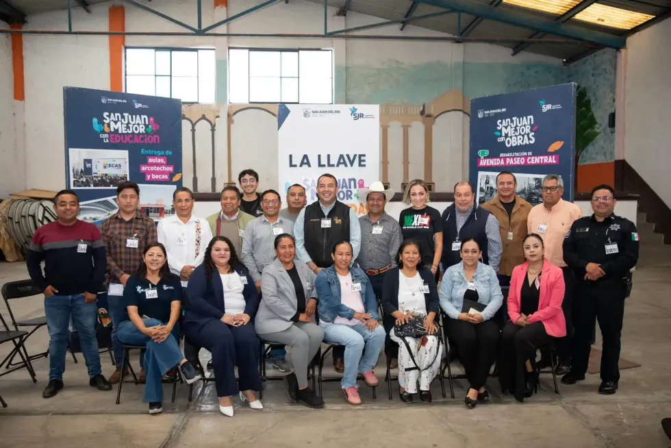 Funcionarios municipales y delegados comunitarios posan durante la jornada Mi\u00e9rcoles en La Llave en San Juan del R\u00edo