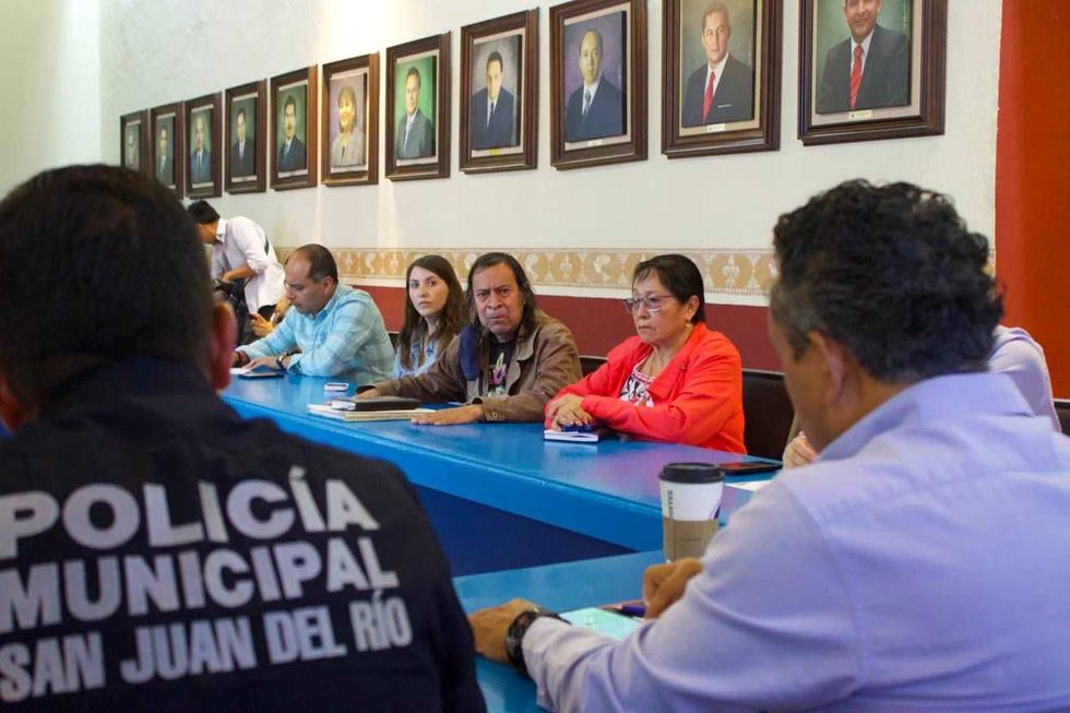 Funcionarios municipales y elementos de la Polic\u00eda de San Juan del R\u00edo en una sesi\u00f3n de trabajo sobre seguridad
