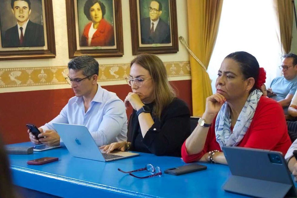 Funcionarios municipales y elementos de la Polic\u00eda de San Juan del R\u00edo en una sesi\u00f3n de trabajo sobre seguridad