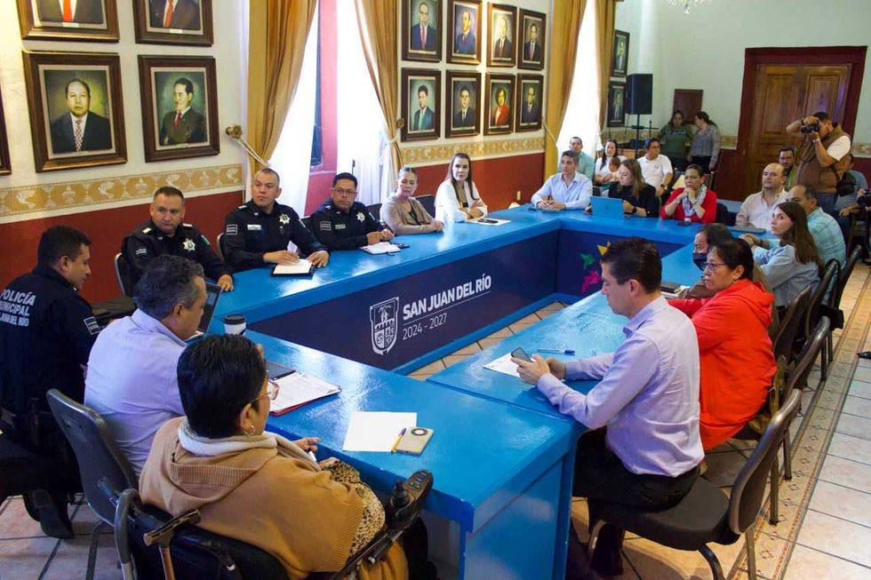 Funcionarios municipales y elementos de la Polic\u00eda de San Juan del R\u00edo en una sesi\u00f3n de trabajo sobre seguridad