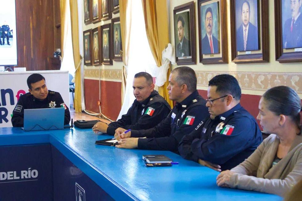 Funcionarios municipales y elementos de la Polic\u00eda de San Juan del R\u00edo en una sesi\u00f3n de trabajo sobre seguridad