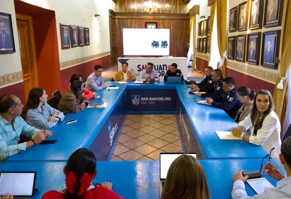 Funcionarios municipales y elementos de la Polic\u00eda de San Juan del R\u00edo en una sesi\u00f3n de trabajo sobre seguridad