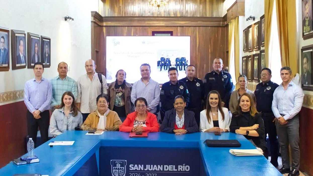 Funcionarios municipales y elementos de la Policía de San Juan del Río en una sesión de trabajo sobre seguridad