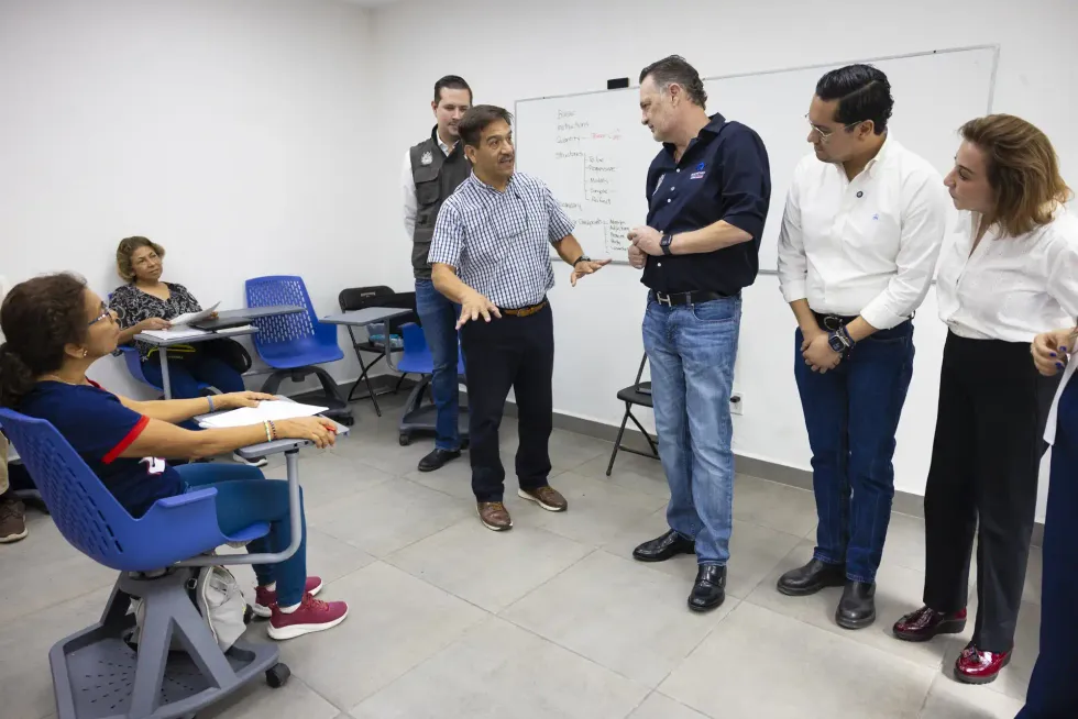 Funcionarios observan a adultos en clase de ingl\u00e9s dentro del Centro de Desarrollo Humano Pir\u00e1mides, en Las Trojes, Corregidora