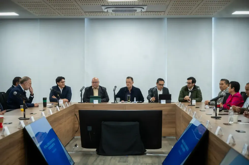 Funcionarios participan en la presentaci\u00f3n de la Ventanilla Digital de Inversiones de Quer\u00e9taro.