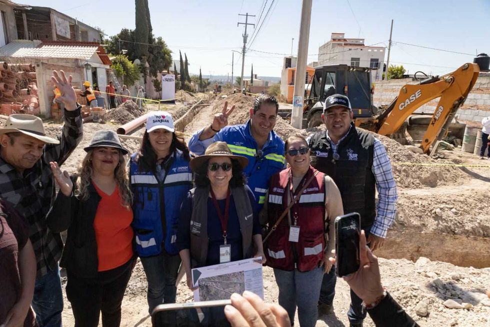 Funcionarios supervisan instalaci\u00f3n de tuber\u00eda de drenaje sanitario en colonia Jardines de Banth\u00ed, San Juan del R\u00edo, Quer\u00e9taro