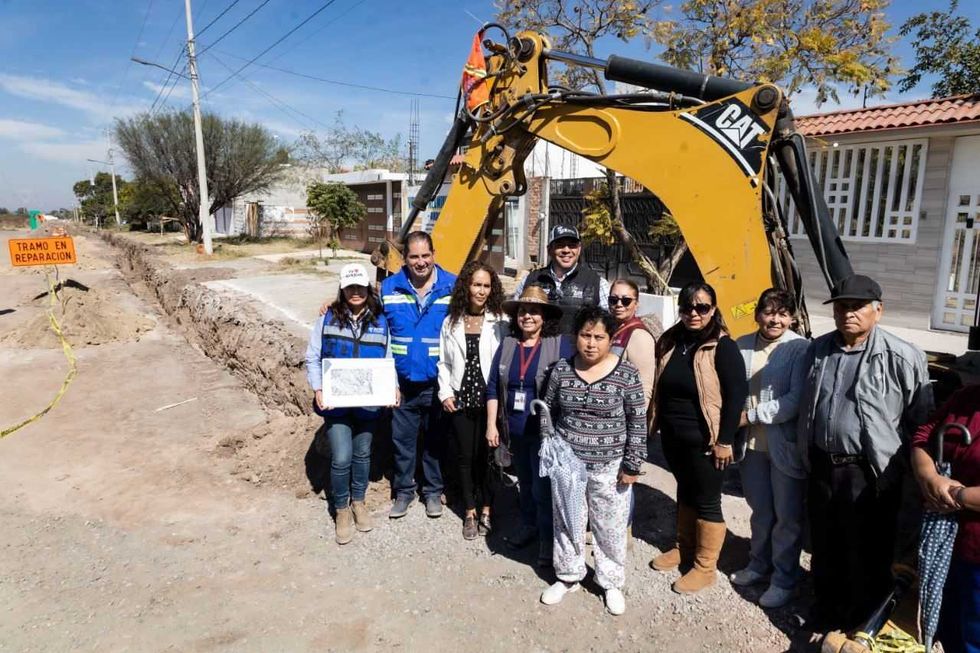 Funcionarios supervisan instalaci\u00f3n de tuber\u00eda de drenaje sanitario en colonia Jardines de Banth\u00ed, San Juan del R\u00edo, Quer\u00e9taro