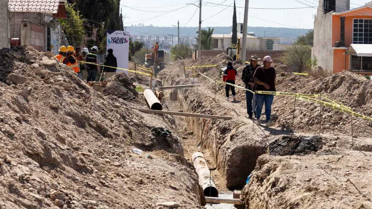 Funcionarios supervisan instalación de tubería de drenaje sanitario en colonia Jardines de Banthí, San Juan del Río, Querétaro