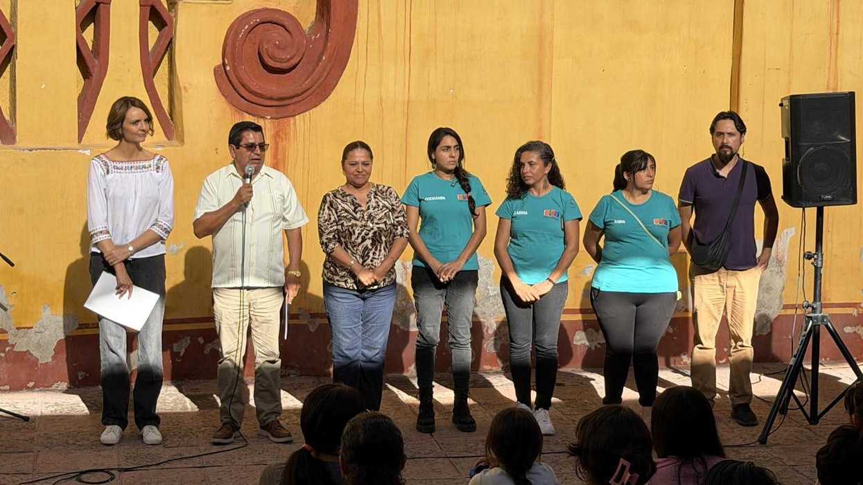 Funcionarios y equipo de la Escuela de Iniciación Artística Asociada al INBAL durante la inauguración de la generación 2026-2029 en el Centro Cultural Casa del Faldón, Querétaro.