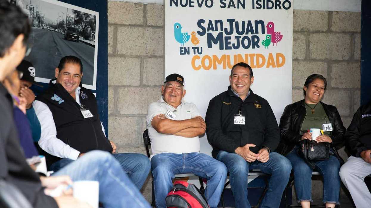 Funcionarios y liderazgos comunitarios de Nuevo San Isidro en mesa de trabajo circular durante jornada municipal de San Juan del Río, agosto 2026