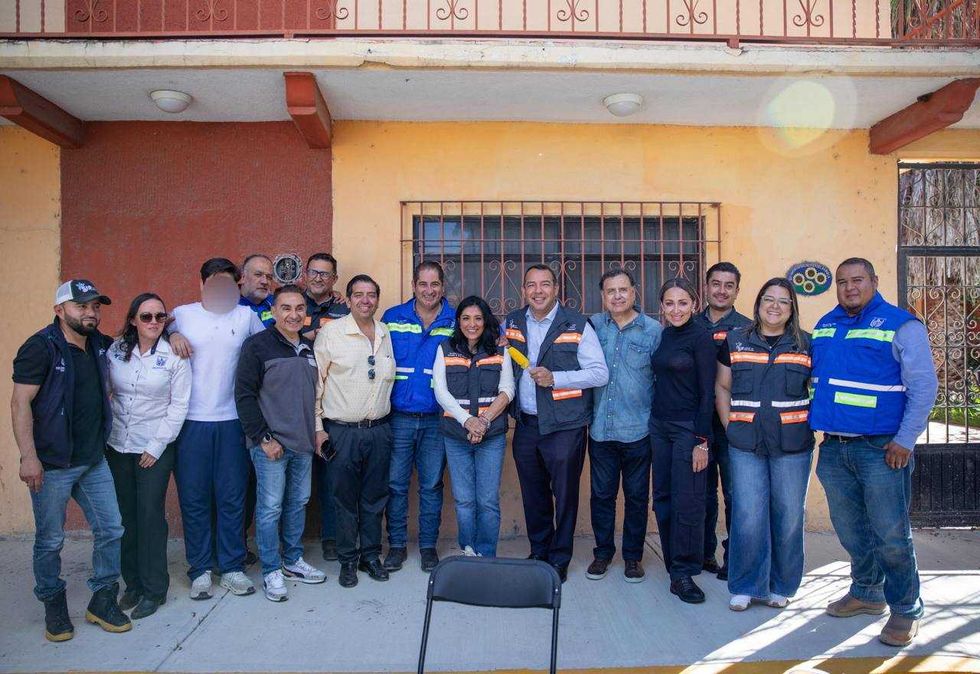 Funcionarios y personal de obra con chalecos tras la entrega de la calle Cadereyta en Vegas del R\u00edo