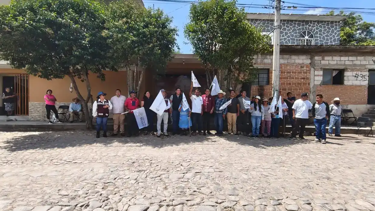 Funcionarios y pobladores de Villa Progreso durante el acto de inicio de obras de rehabilitación hídrica en la calle J. González Ortega, Ezequiel Montes, Querétaro
