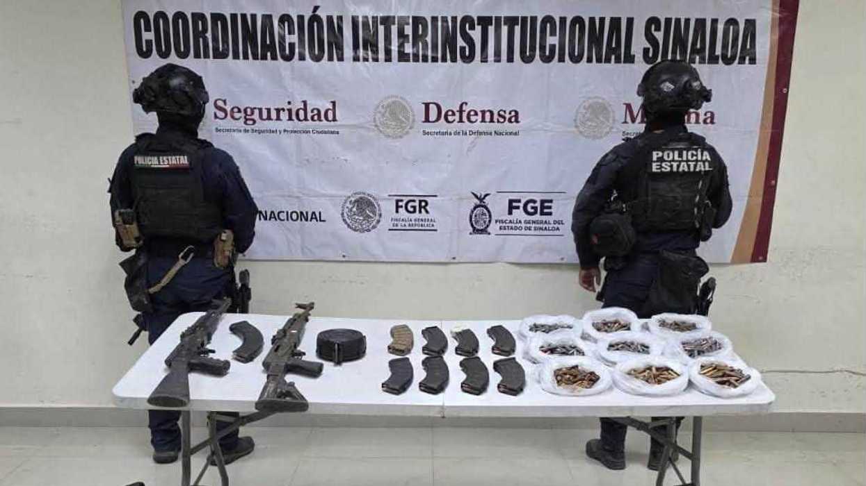 Fusiles AK-47, cargadores, cartuchos y chalecos portaplacas asegurados por la Policía Estatal en Concordia, Sinaloa
