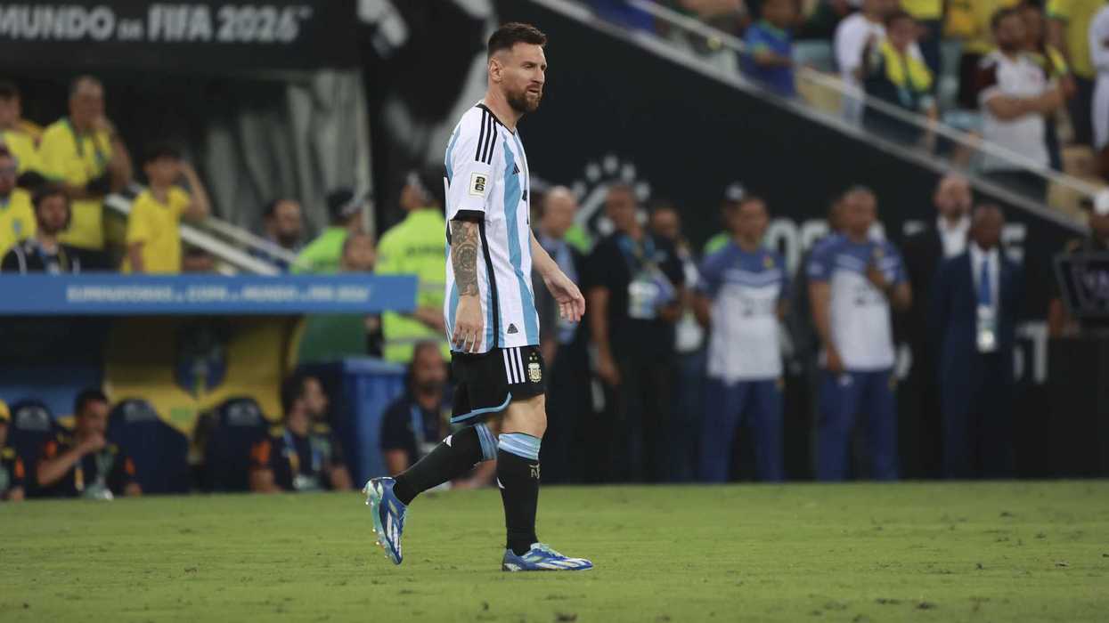 Futbolistas de Argentina disputan una jugada durante un partido del Mundial 2026. La jornada incluye además los encuentros Francia-Irak, Noruega-Senegal y Jordania-Argelia correspondientes a la segunda fecha de los grupos I y J.