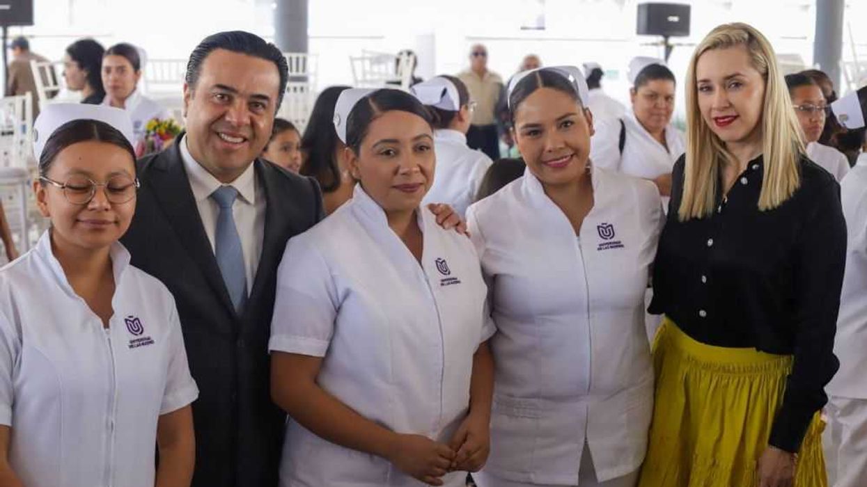 Futuras enfermeras inician prácticas en campo clínico.