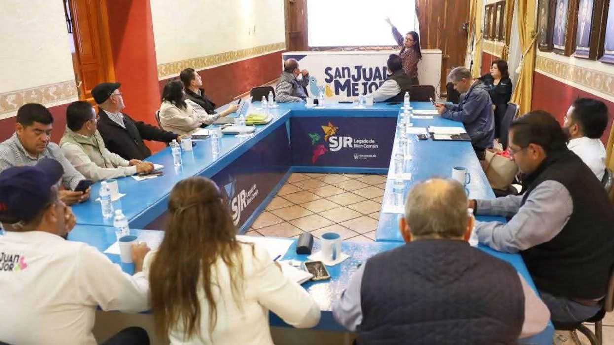 Gabinete municipal de San Juan del Río en reunión de trabajo con el alcalde Roberto Cabrera Valencia.