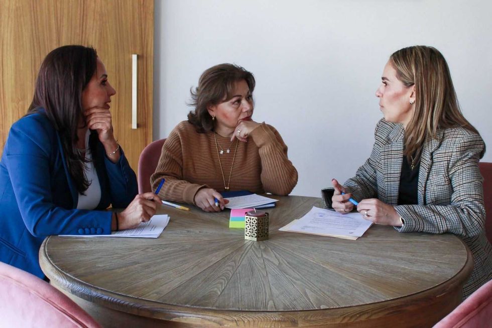 Gabriela Valencia Garc\u00eda, nueva directora del SMDIF, durante ceremonia de nombramiento en el gobierno municipal de Quer\u00e9taro.\u200b