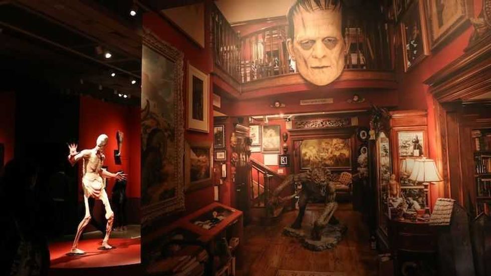 galeria ontario inaugura guillermo del toro en casa monstruos