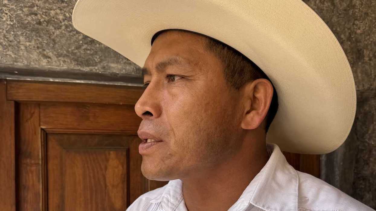 Ganadero revisando ganado bovino en corral de San Juan del Río ante alerta por gusano barrenador en Querétaro