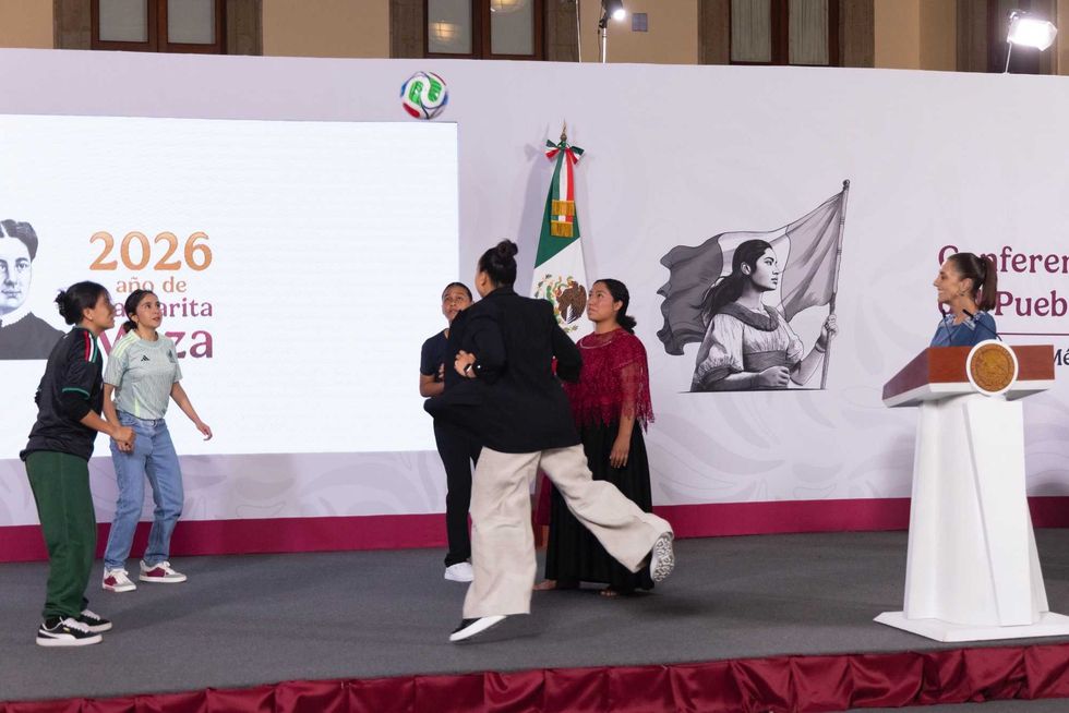 Ganadoras del concurso Representa a M\u00e9xico sonr\u00eden durante el anuncio de su participaci\u00f3n en la inauguraci\u00f3n del Mundial 2026.