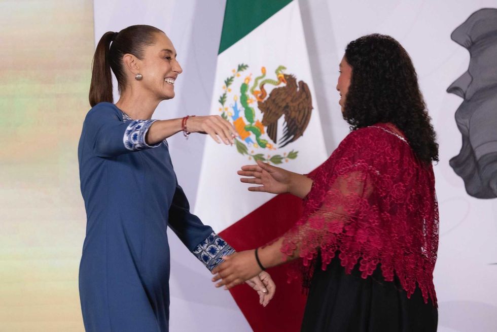 Ganadoras del concurso Representa a M\u00e9xico sonr\u00eden durante el anuncio de su participaci\u00f3n en la inauguraci\u00f3n del Mundial 2026.