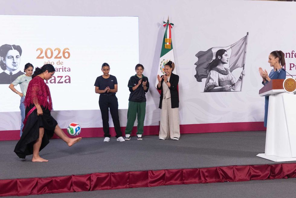 Ganadoras del concurso Representa a M\u00e9xico sonr\u00eden durante el anuncio de su participaci\u00f3n en la inauguraci\u00f3n del Mundial 2026.