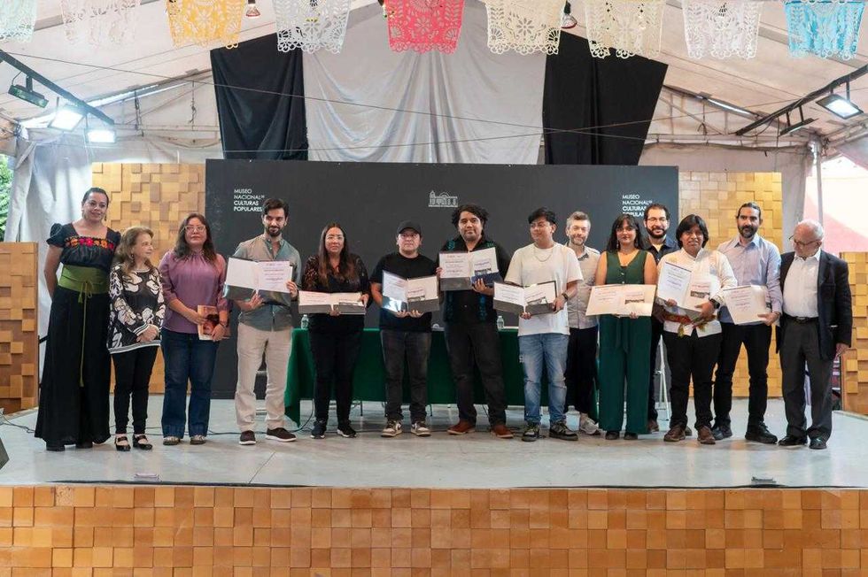 Ganadores y jurado del XVII Concurso Nacional de Fotograf\u00eda 2026 posan con diplomas en el escenario del Museo Nacional de Culturas Populares, Ciudad de M\u00e9xico