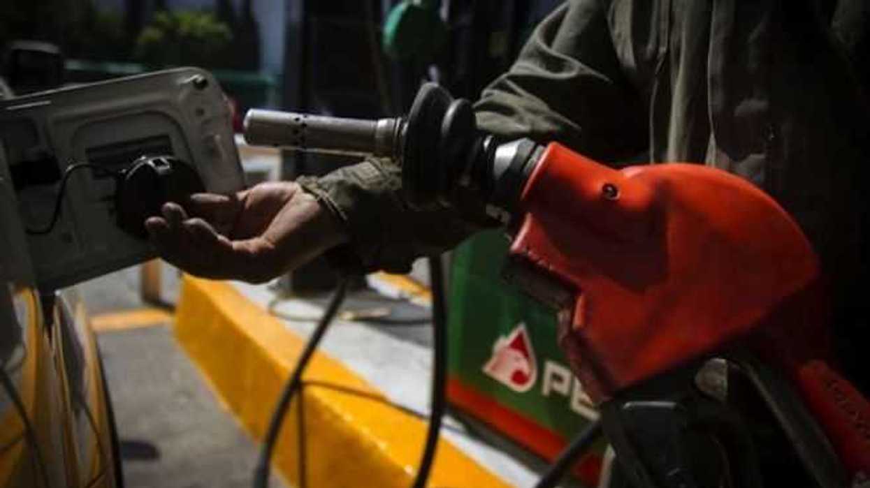 Gasolinas mantendrán precio este viernes, diésel subirá un centavo.