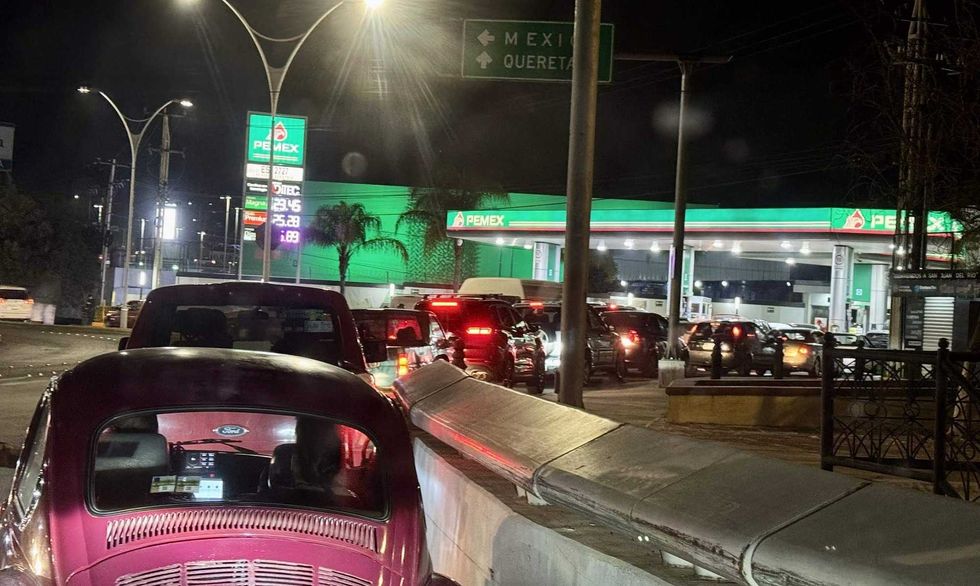 Gasolinera asegurada por autoridades federales por vínculos con huachicoleo en Querétaro.