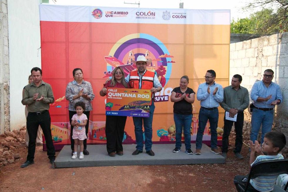 Gaspar Trueba Moncada entrega la placa de nomenclatura de la calle Quintana Roo en Pe\u00f1a Colorada, Col\u00f3n.