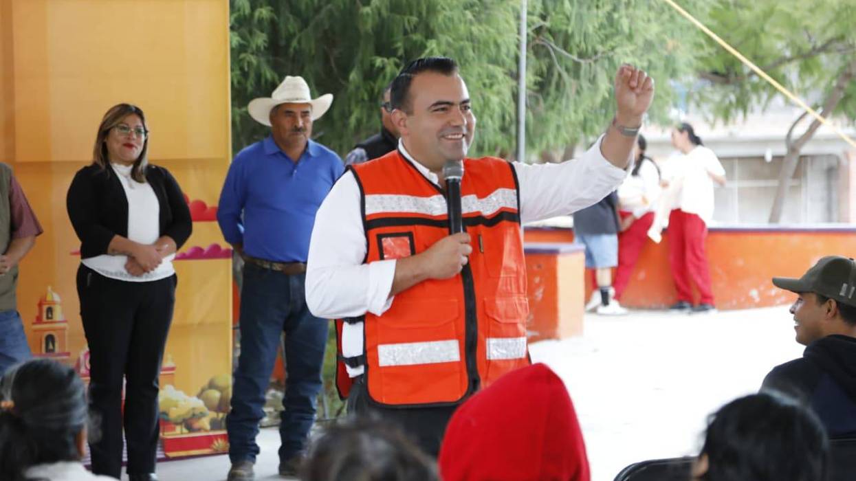 Gaspar Trueba Moncada habla ante vecinos sentados bajo una lona en el arranque de la urbanización de Nogales, Colón