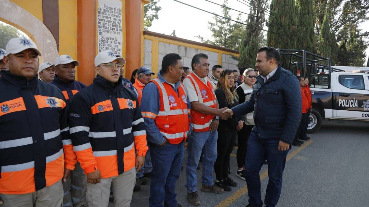 Gaspar Trueba Moncada saluda a personal de Protección Civil junto a una patrulla en el arranque del operativo
