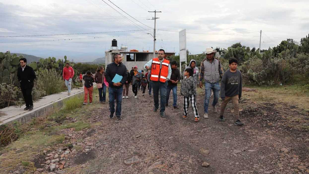 Gaspar Trueba Moncada y funcionarios municipales en el arranque de la obra de urbanización en Ejido Patria, Colón, agosto 2026