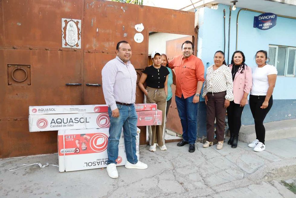 Gaspar Trueba Moncada y personal del Ayuntamiento junto a una familia beneficiaria m\u00e1s de Viborillas