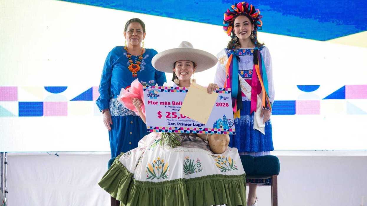 Geraldine Velázquez Gómez participa en la fotografía de premiación junto a Rosalba Ruiz Ramos y Viviana I.
