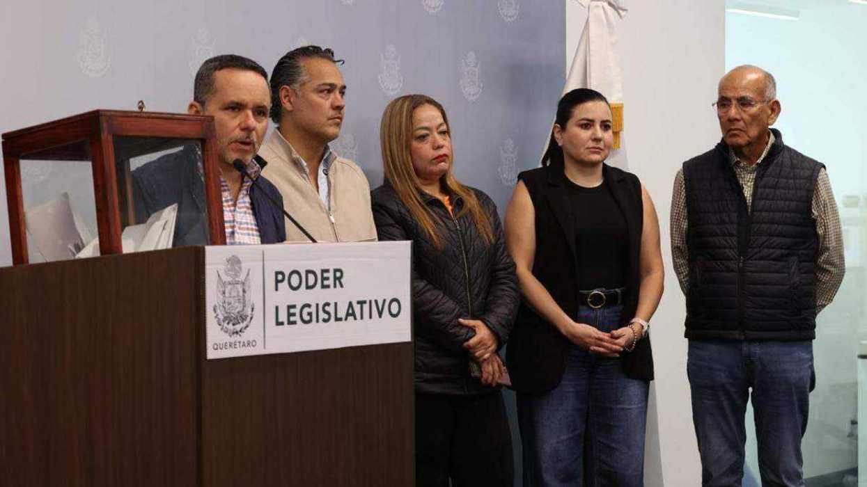 Gerardo Ángeles Herrera realiza conteo público de boletas ante medios de comunicación en el Congreso de Querétaro, revelando falta de una papeleta electoral.