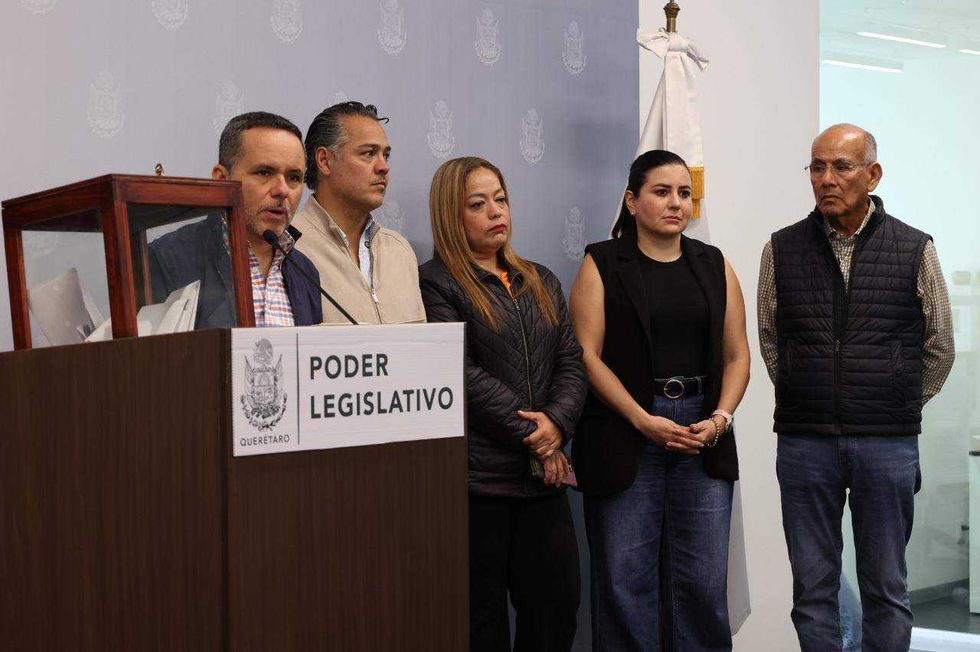 Gerardo Ángeles Herrera realiza conteo público de boletas ante medios de comunicación en el Congreso de Querétaro, revelando falta de una papeleta electoral.