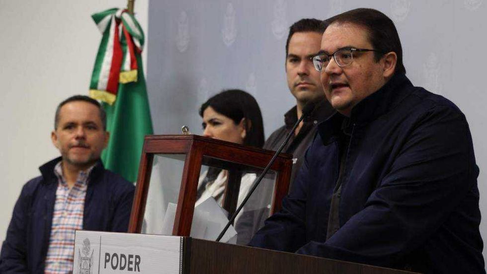 Gerardo Ángeles Herrera realiza conteo público de boletas ante medios de comunicación en el Congreso de Querétaro, revelando falta de una papeleta electoral.