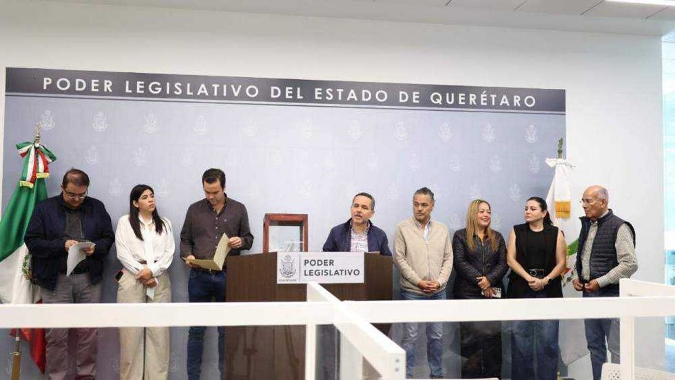 Gerardo Ángeles Herrera realiza conteo público de boletas ante medios de comunicación en el Congreso de Querétaro, revelando falta de una papeleta electoral.