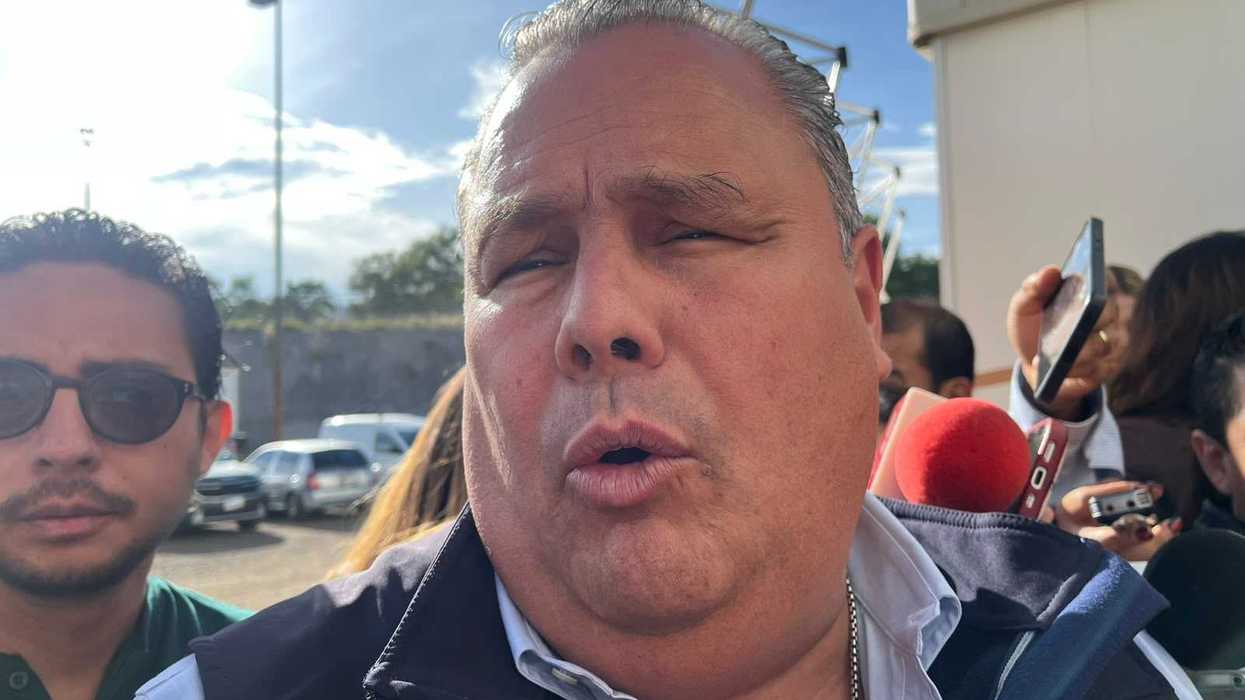 Gerardo Cuanalo Santos, director de la AMEQ, habla con reporteros al aire libre sobre el internet gratuito en las unidades de QroBús