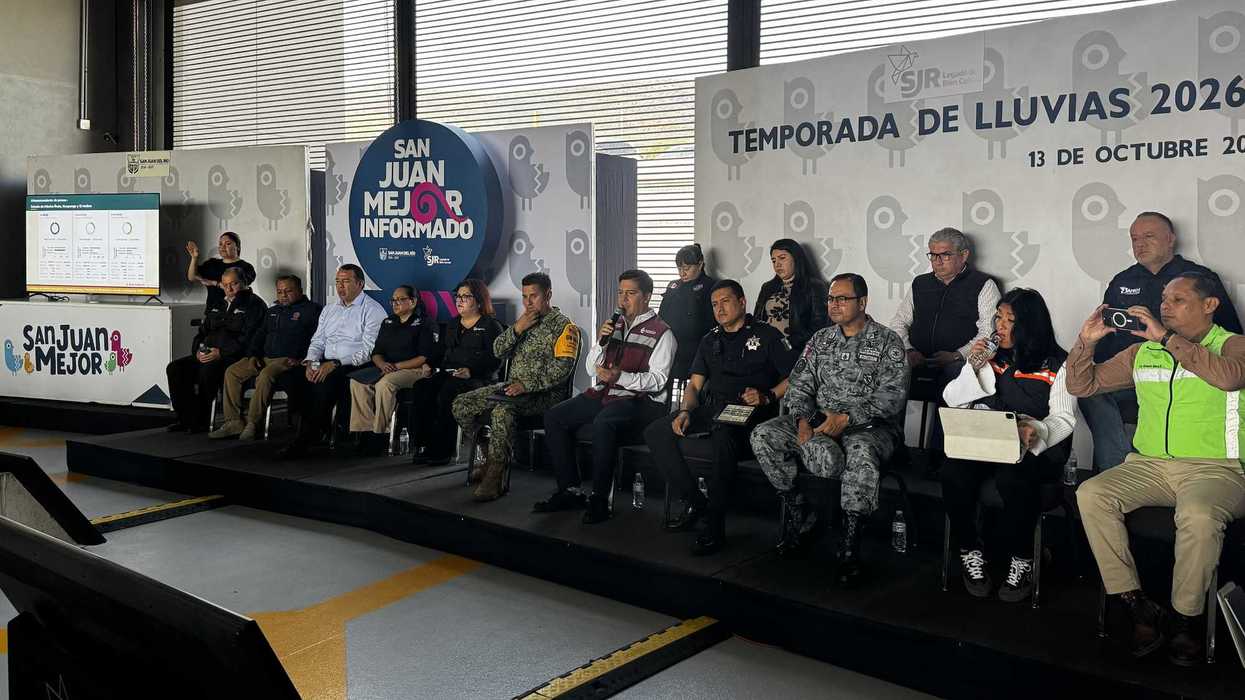 Gerardo Sinecio Rios, delegado de Conagua en Querétaro, habla ante un micrófono en un evento con autoridades municipales