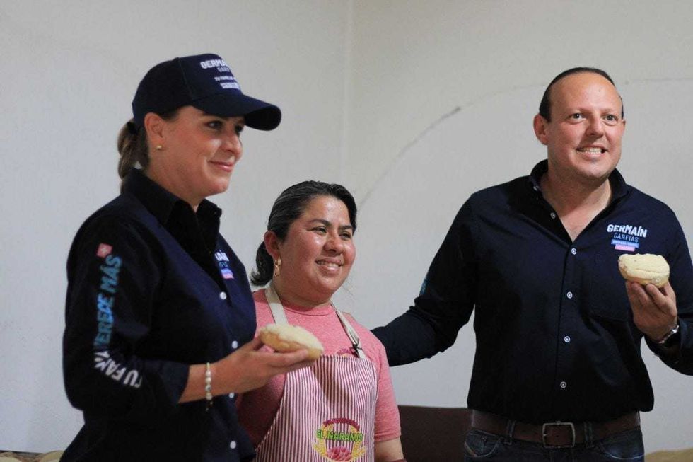 Germaín Garfias apuesta por el emprendimiento femenino durante su visita a Panadería El Naranjo.