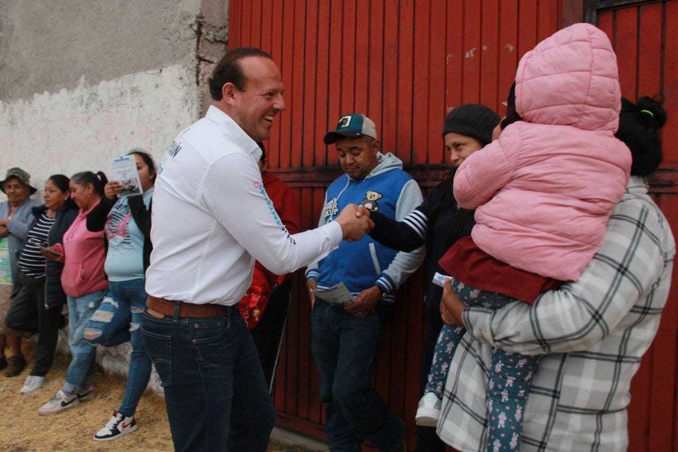 Germaín Garfias expone sus propuestas en La Muralla en busca del apoyo ciudadano.