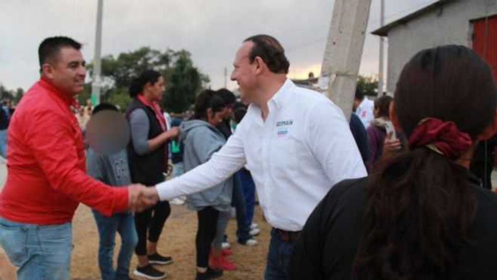 Germaín Garfias expone sus propuestas en La Muralla en busca del apoyo ciudadano.