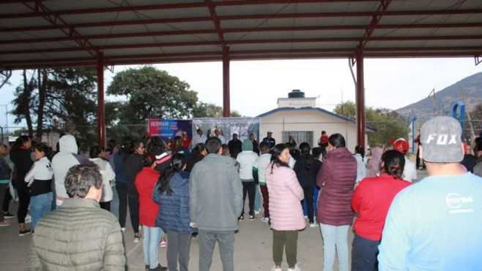 Germaín Garfias expone sus propuestas en La Muralla en busca del apoyo ciudadano.