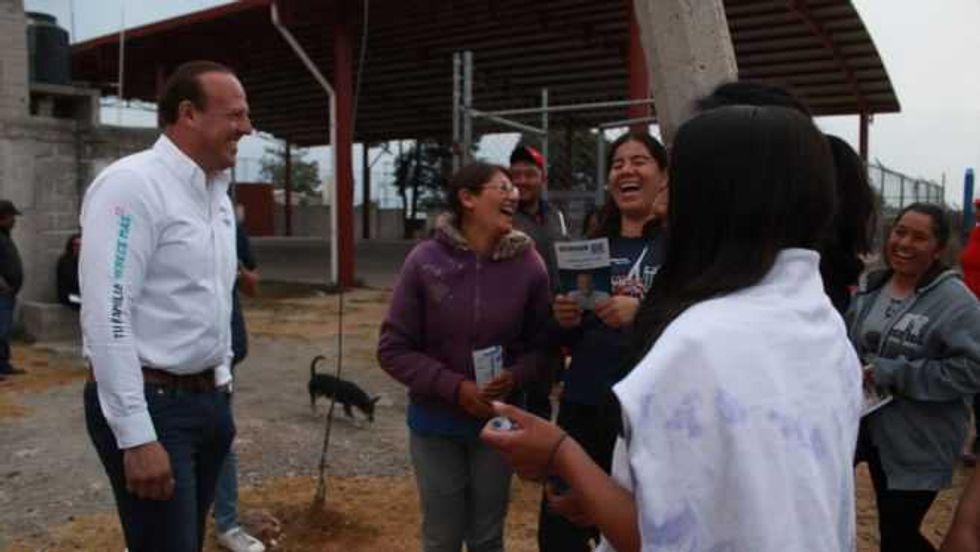 Germaín Garfias expone sus propuestas en La Muralla en busca del apoyo ciudadano.
