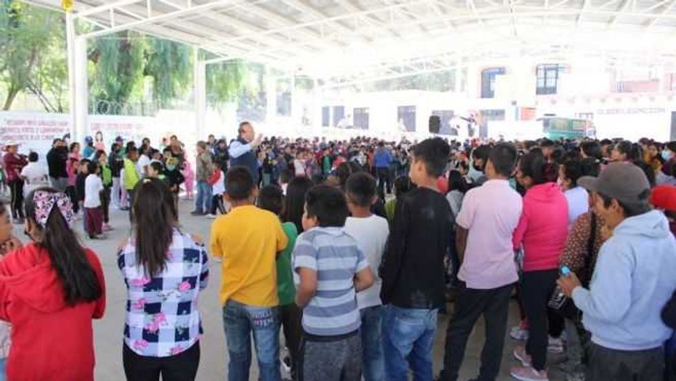 Germain Garfias inicia año visitando a familias de Santa Rosa Xajay.