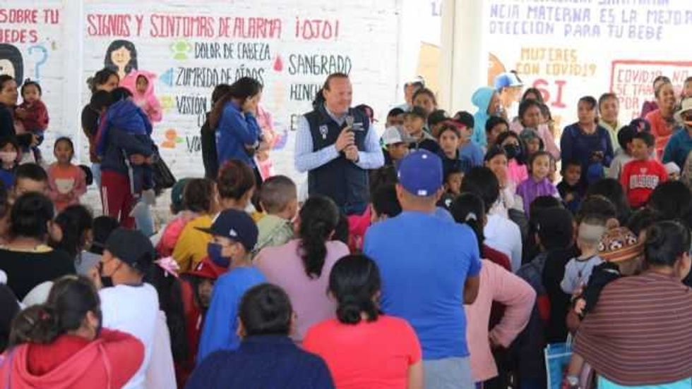 Germain Garfias inicia año visitando a familias de Santa Rosa Xajay.