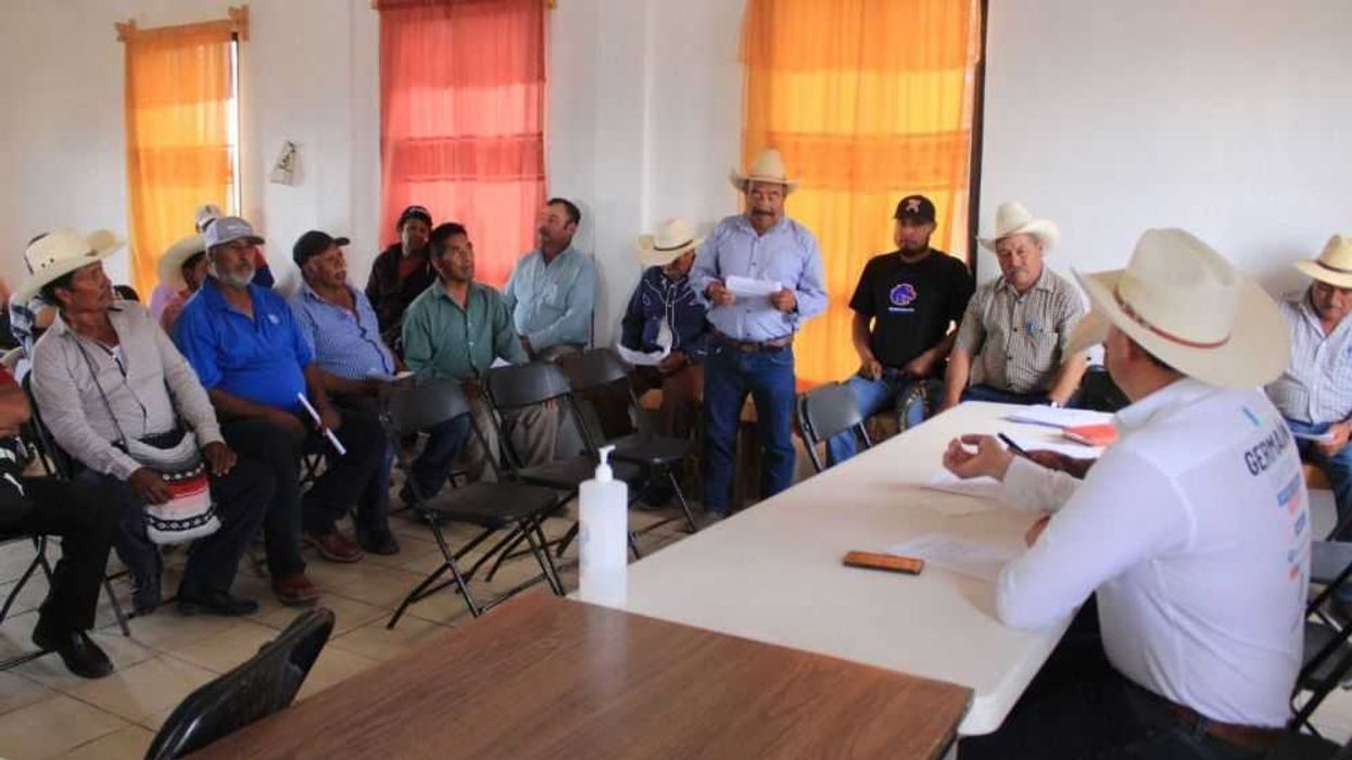 Germaín Garfias responde a las necesidades de los comisariados ejidales en Amealco.