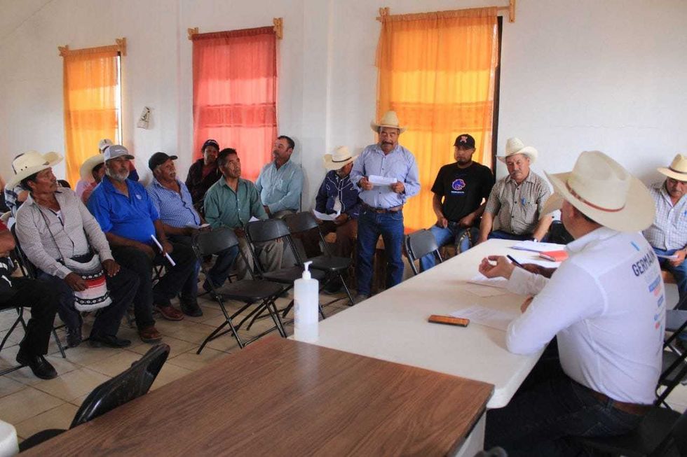 Germaín Garfias responde a las necesidades de los comisariados ejidales en Amealco.